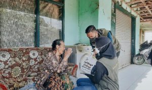 Dok. Jabar Bergerak KBB tebar sembako kepada lansia. Foto: Prajab.