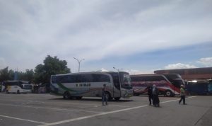 SEPI: Salah satu penumpang akan menaiki bus Bandung tujuan Pangandaran, di Terminal Cicaheum, Minggu (2/1). (Yuga Hassani/Jabar Ekspres)