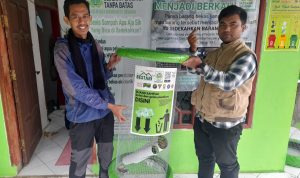 Koordinator Gerakan Muda Peduli Alam, sekaligus Penggerak Sedekah Sampah Tanpa Batas, Dekki Ismailudin (kiri) di Sekretariat SSTB.