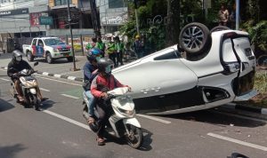 Panik Tabrak 2 Pengendara Motor, Mobil Oleng Hingga Terbalik MOBIL TERBALIK: Insiden kecelakaan di kawasan jalan Dago. Senin (3/1). Foto Sandi Nugraha.