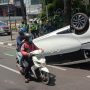 MOBIL TERBALIK: Insiden kecelakaan di kawasan jalan Dago. Senin (3/1). Foto Sandi Nugraha.
