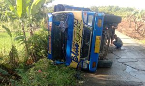 Jalan di Ruas Burujul Sanca di Kecamatan Buahdua, Kabupaten Sumedang yang amblas. (foto: Sumedang Ekspres)
