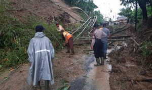 Tebing cadas hideung kembali longsor, Rabu (12/1). (Istimewa)