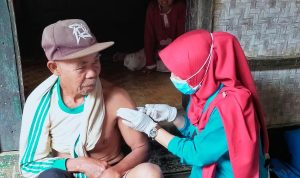 Pemerintah Daerah Provinsi Jawa Barat (Pemdaprov Jabar) mengklaim saat ini cakupan vaksinisasi COVID-19 di Jabar sudah mencapai 100 persen