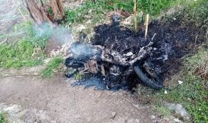 Pencuri bakar motor hasil curiannya karena tidak menyala saat dihidupkan. (Foto: Sukabumi Ekspres)