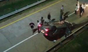 MOBIL TERBALIK: Satu unit mobil alami kecelakaan lalu lintas (lakalantas) hingga terbalik di ruas jalan Tol Cisumdawu. *Istimewa