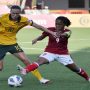 PIALA ASIA : Pemain Timnas putri Indonesia Ade Mustikiana Oktafiani (kanan) berebut bola dengan pemain Timnas putri Australia Emily van Egmond dalam laga Grup B Piala Asia 2022 di Stadion Mumbai Football Arena, Mumbai, India, Jumat (21/1/2022). Antara/HO/AFC
