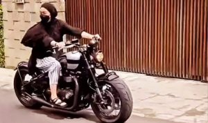 Dian Ayu Naik Motor saat Hamil, Ananda Omesh Kaget! Dian Ayu mengendarai motor saat tengah hamil 4 bulan. (Foto: Instagram @dianayulestari)