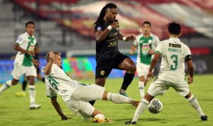 Penyerang Arema FC Carlos Fortes berusaha melewati pertahanan PSS Sleman dalam lanjutan Liga 1 2021-2022. (Haritsah Almudatsir/Jawa Pos)