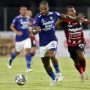 Striker Persib Bandung asal Brasil David da Silva saat beraksi menghadapi Bali United dalam lanjutan Liga 1 2021-2022. (Haritsah Almudatsir/Jawa Pos)