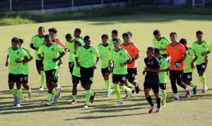 Skuad Persebaya menjalani official training kemarin (9/1). Persebaya siap melanjutkan tren positif saat menghadapi Persikabo 1973 di Stadion Kapten I Wayan Dipta, Gianyar, sore nanti. (Haritsah Almudatsir/Jawa Pos)