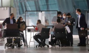 Sejumlah WNA saat menjalani proses screening untuk penempatan karantina di Terminal 3 Bandara Soekarno-Hatta, Tangerang, Senin (29/11/2021). (Hanung Hambara/Jawa Pos)