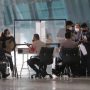 Sejumlah WNA saat menjalani proses screening untuk penempatan karantina di Terminal 3 Bandara Soekarno-Hatta, Tangerang, Senin (29/11/2021). (Hanung Hambara/Jawa Pos)