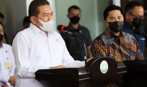 Menteri BUMN Erick Thohir dan Jaksa Agung ST Burhanuddin dalam konferensi pers di Gedung Kejaksaan Agung (Kejagung), Kebayoran Baru, Jakarta, Selasa (11/1). (Dery Ridwansah/JawaPos.com)