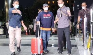Saudara kandung Bupati Langkat Terbit Rencana Perangin Angin, Iskandar Perangin Angin tiba di Gedung Merah Putih KPK, Kamis (20/1). (Muhammad Ridwan/JawaPos.com)