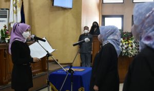 Ineu Purwadewi Inginkan Patisipasi Politik Kaum Perempuan Terus Meningkat Ketua KPP Jabar Ineu Purwadewi Sundari sedang melanyik dan mengukuhkan kepengurusan KKP Kabupaten Sumedang