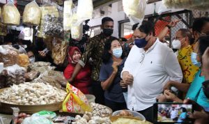 Kunjung Pasar Salatiga, Airlangga Hartarto Dikerubutin Emak-emak untuk diajak berswafoto dan meminta harga sembako terjangkau