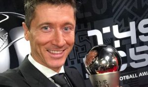 Robert Lewandowski dengan trofi Pemain Terbaik FIFA 2021. (Twitter @lewy_official)