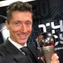 Robert Lewandowski dengan trofi Pemain Terbaik FIFA 2021. (Twitter @lewy_official)