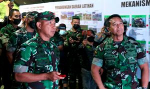 Mayjen TNI Agus Subiyanto ketika mendampingi Pangkima TNI Jendral Andika Perkasa untuk meninjau persiapan satuan yonif raider yang akan dikirim ke Perbatasan