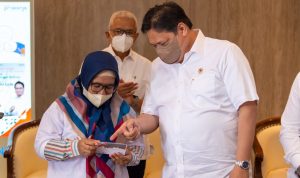 Menko Airlangga Hartarto ketika berdialog dengan Alumni Program Kartu Prakerja yang telah berhasil membuka usahanya.