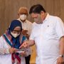 Menko Airlangga Hartarto ketika berdialog dengan Alumni Program Kartu Prakerja yang telah berhasil membuka usahanya.
