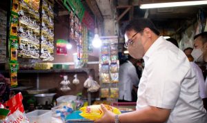 Menko Airlangga Hartarto ketika melakukan pengecekan harga minyak goreng di pasar tradisional