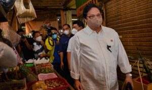 Menko Airlangga Hartarto ketika mengunjungi Pasar Tradisional untuk mengecek langsung harga komoditas bahan pokok.