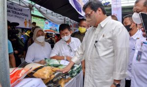 Menko Airlangga Hartarto ketika meninjau produk-produk UMKM yang mendapatkan bantuan program KUR