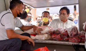 Menko Airlangga Hartarto mengunjungi kegiatan operasi pasar untuk menekan harga cabai dan minyak goreng yang terus mengalami peningkatan harga jelang akhir tahun lalu