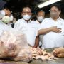 Menko Airlangga Hartarto meninjau pasar tradisional di Kota Surabaya untuk meastikan harga sembako terjangkau masyarakat