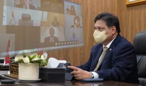 Airlangga Hartarto Targetkan Industri Kesehatan Nasional Harus Mandiri Menko Airlangga Hartarto tengah menghadiri acara secara virtual