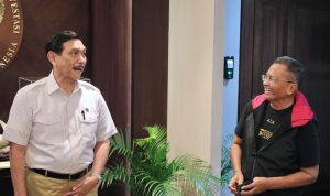 Menko Marves Luhut Binsar Panjaitan (kiri) ketika bertemu dengan CEO Di'sway Dahlan Iskan (kanan)