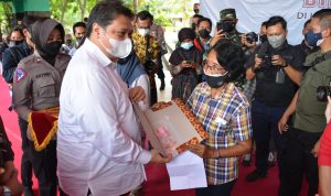 Menteri Airlangga Hartarto ketika memberikan program Bantuan Uang Tunai kepada PKL dan Warung sebagai bagian dari program Kebijakan Pemulihan ekonmi 2022