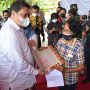 Menteri Airlangga Hartarto ketika memberikan program Bantuan Uang Tunai kepada PKL dan Warung sebagai bagian dari program Kebijakan Pemulihan ekonmi 2022