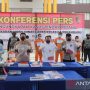 Dirjen Pas Kemenkumham Reynhard (kiri) bersama Kepolisian Polda Riau memegang barang bukti pembakaran mobil dinas Lapas Pekanbaru. (Antara)