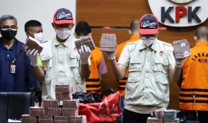 KPK Gelar OTT di Bekasi, Wali Kota Diduga Turut Diamankan Penyidik KPK saat menunjukan barang bukti hasil OTT (Dery Ridwansah/ JawaPos.com)