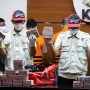 Penyidik KPK saat menunjukan barang bukti hasil OTT (Dery Ridwansah/ JawaPos.com)
