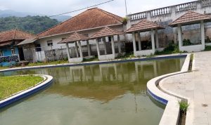 Obyek Wisata Sekarwangi Sumedang Dibiarkan Terbengkalai, Disparbupora Ogah Tanggungjawab. Sebab untuk pengelolaaanya oleh BUMD