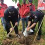PEDULI LINGKUNGAN: Ketua DPD PDIP Jabar Ono Surono saat melakukan penanaman pohon di Desa Jonggol (Jembatan Cipamingkis) Kecamatan Jonggol, Kabupaten Bogor, Minggu (23/1).