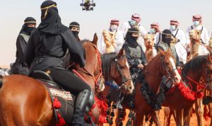 Para Wanita Arab Saudi Ambil Bagian dalam Festifal Unta Raja Abdul Aziz di wilayah Rumah, timur ibukota Riyadh, pada 8 Januari 2022. (Foto oleh Fayez Nureldine/AFP)
