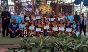Para peserta evaluasi Sanggar Tari Jaipong Padepokan Daeng Udjo bersama para pecinta seni