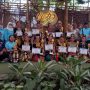 Para peserta evaluasi Sanggar Tari Jaipong Padepokan Daeng Udjo bersama para pecinta seni