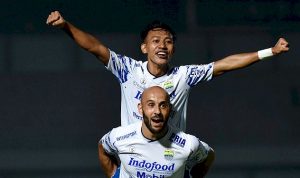 Pemain Persib Bandung Mohammed Rashid dan Beckham Putra melakukan selebrasi.