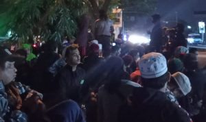 Pendukung Bahar Bin Smith bertahan di depan Mapolda Jabar hingga tengah malam