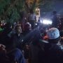 Pendukung Bahar Bin Smith bertahan di depan Mapolda Jabar hingga tengah malam