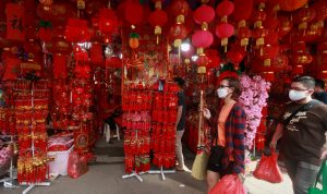 Dekorasi Imlek Ini Dipercaya Bisa Mendatangkan Keberuntungan Pernak-pernik imlek yang dijual di kawasan Pecinan Tangerang, Pasar Lama, Tangerang, Banten, Minggu (23/1/2022). (Foto: Dery Ridwansah/JawaPos.com)