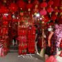 Pernak-pernik imlek yang dijual di kawasan Pecinan Tangerang, Pasar Lama, Tangerang, Banten, Minggu (23/1/2022). (Foto: Dery Ridwansah/JawaPos.com)