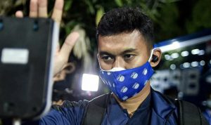 Gelandang Persib Abdul Aziz Lufti Akbar mengecek suhu tubuh sebelum masuk ke stadion tadi malam. Antisipasi pemain yang tertular Covid-19. (Instagram/Persib Bandung )