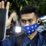Gelandang Persib Abdul Aziz Lufti Akbar mengecek suhu tubuh sebelum masuk ke stadion tadi malam. Antisipasi pemain yang tertular Covid-19. (Instagram/Persib Bandung )